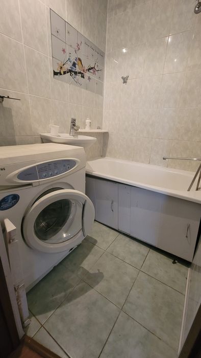 Продам 2-во кімнатну, район кінотеатру.