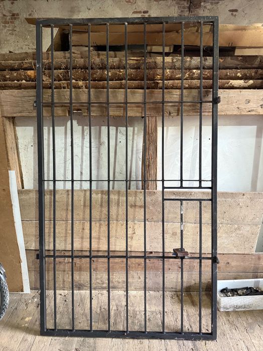 Krata stalowa na drzwi