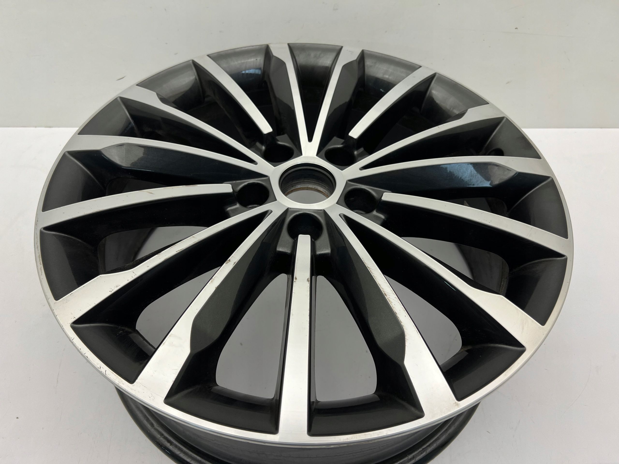Skoda Kodiaq 565 Felga koło 7Jx18 ET43 5x112