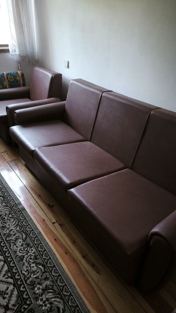 Conjunto de três sofás um da para sofá cama em bom estado