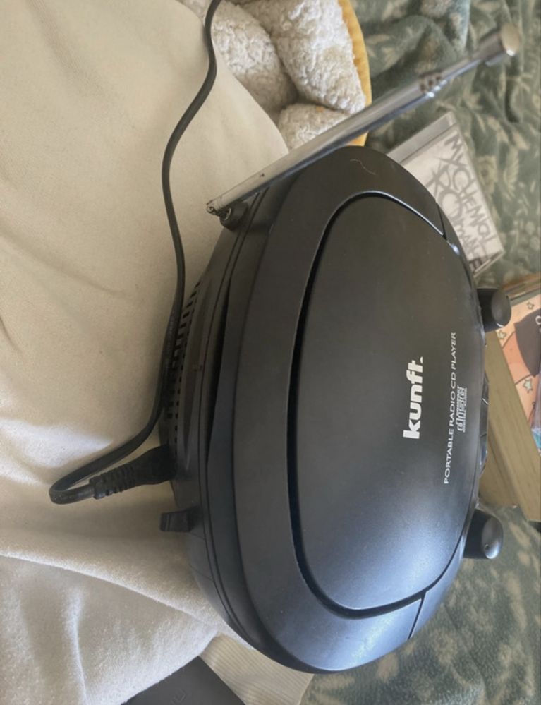 Rádio portátil Kunft com CD Player – Ótimo estado