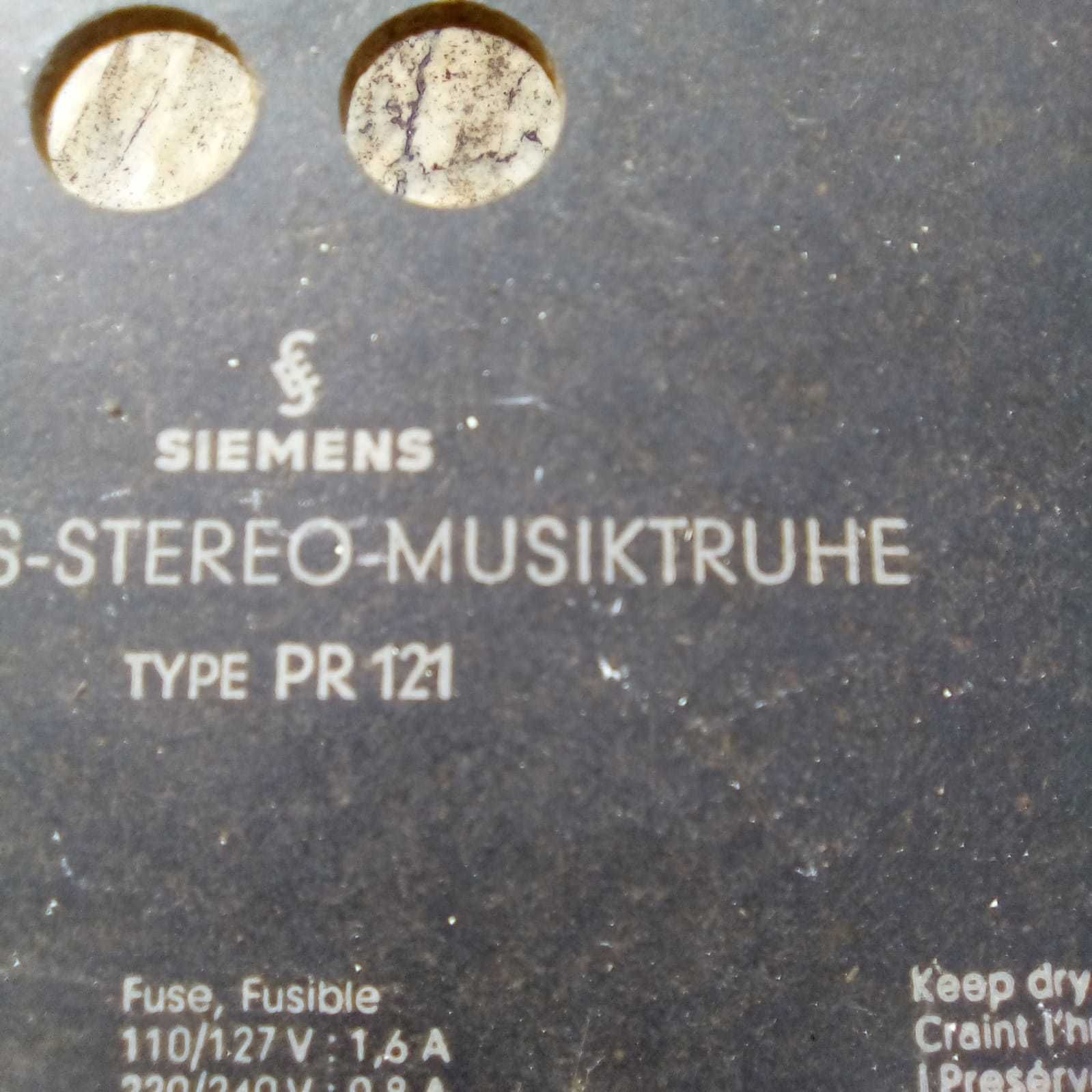 Movel "Rádio e Gira Discos"em madeira  marca Siemens  - Anos 50/60.