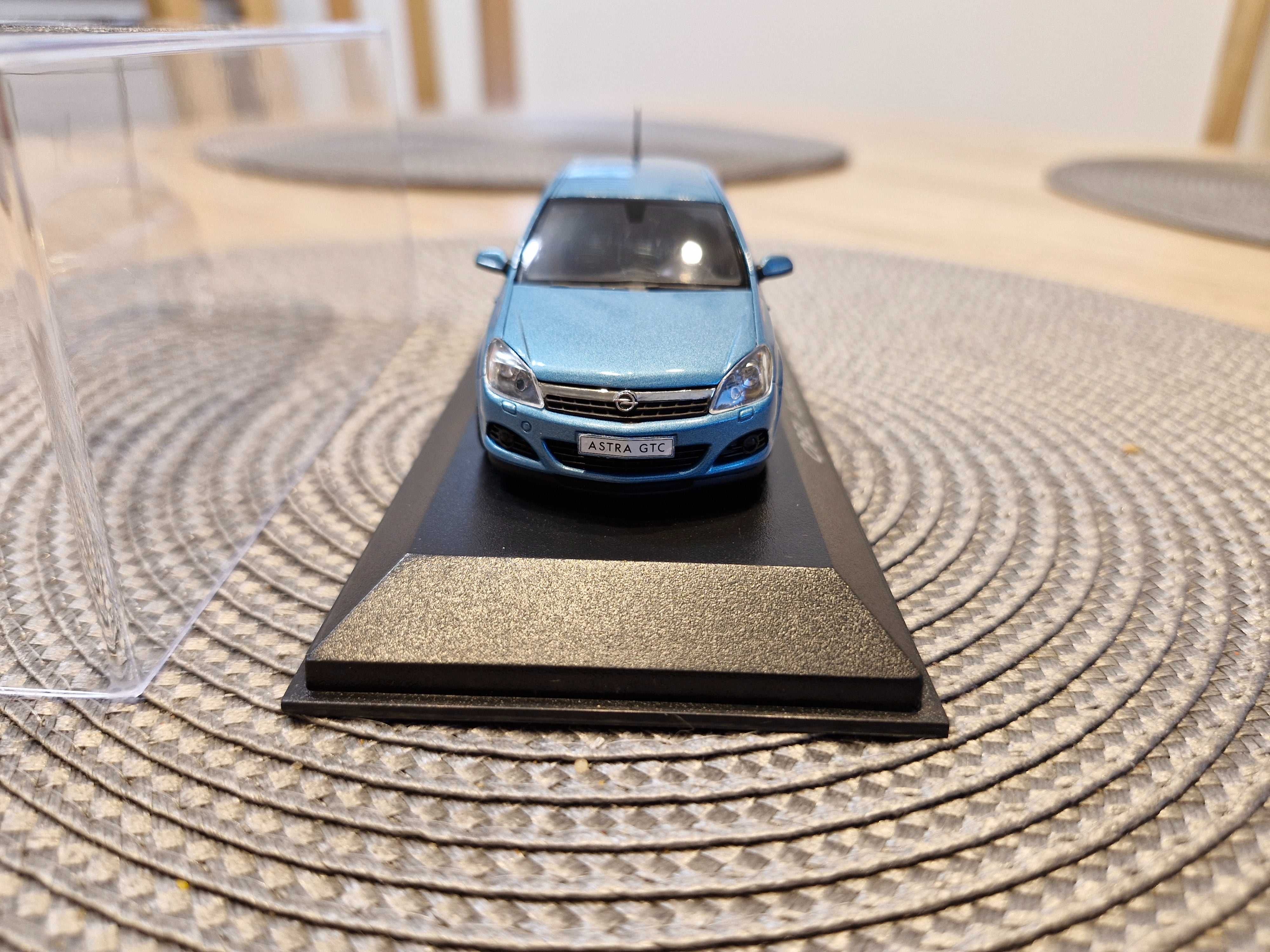 Opel Astra H 3D błękit Minichamps 1:43