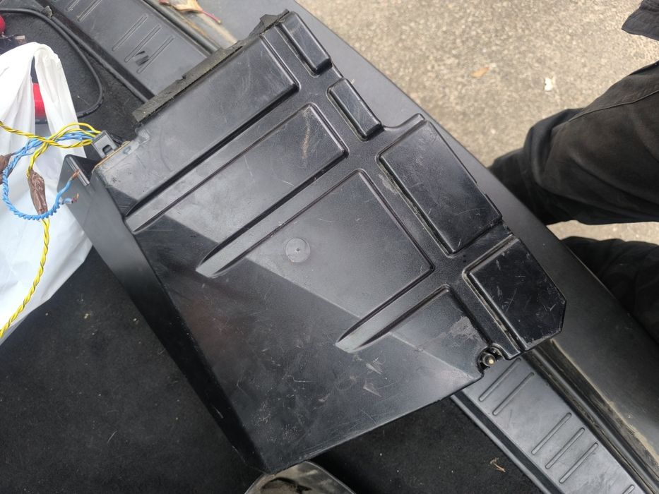 Сабвуфер БМВ е39 туринг