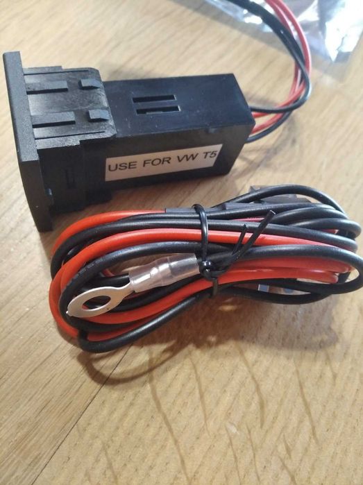 Двойное зарядное устройство USB  для VW T5 Transporter 2003-2009  2.1A
