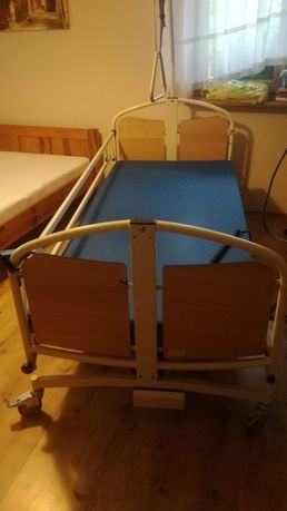 Łóżko rehabilitacyjne sterowane elektrycznie.
