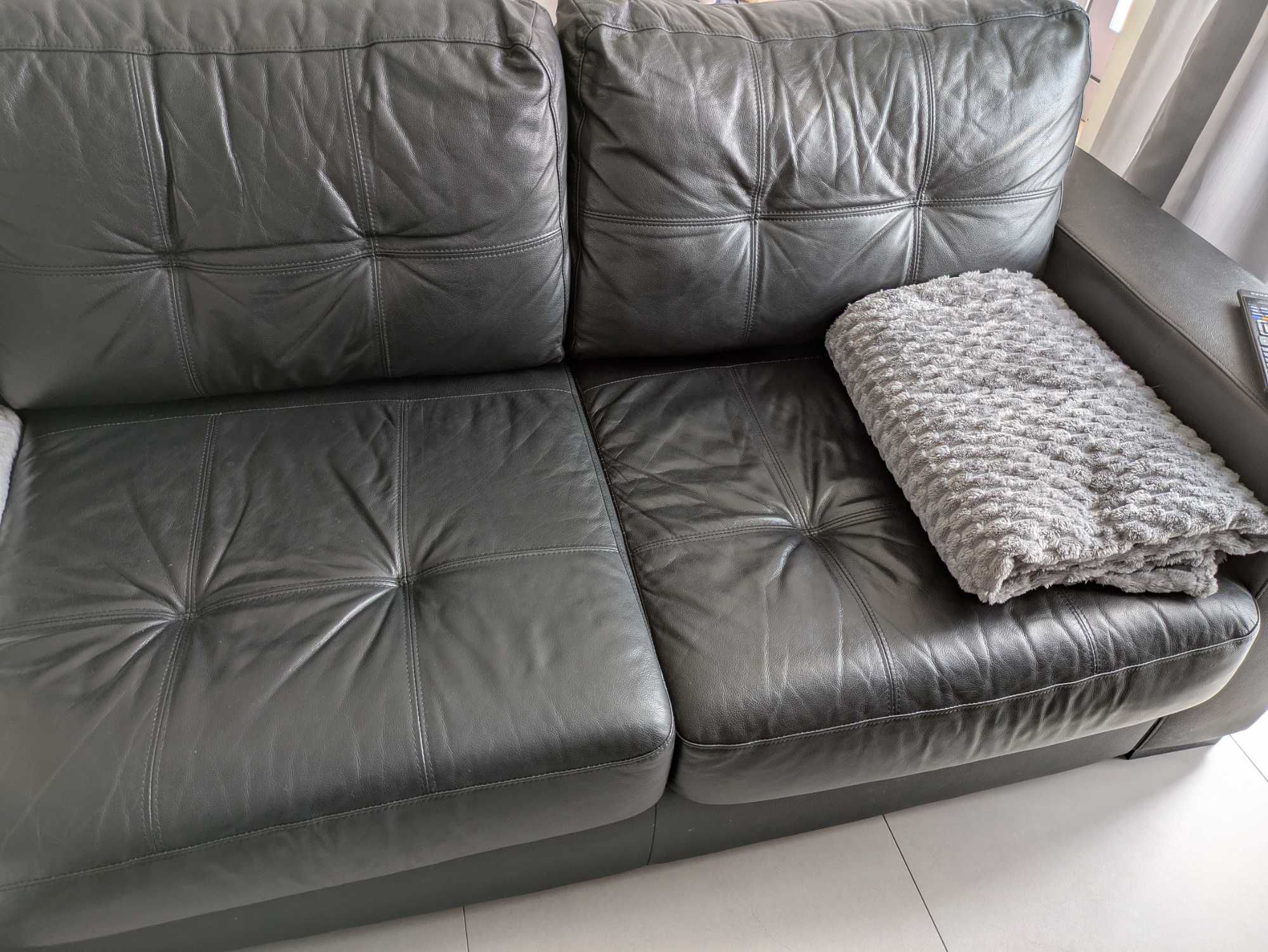 Sofá três lugares com estofos em pele e chaise longue