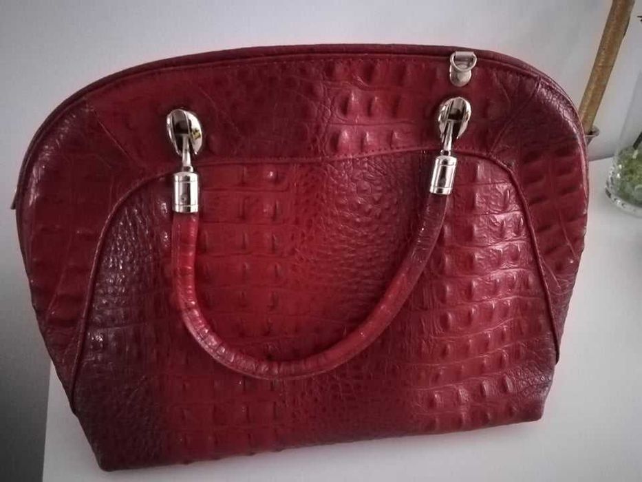 Elegancka torebka czerwona do ręki lub na ramię z paskiem