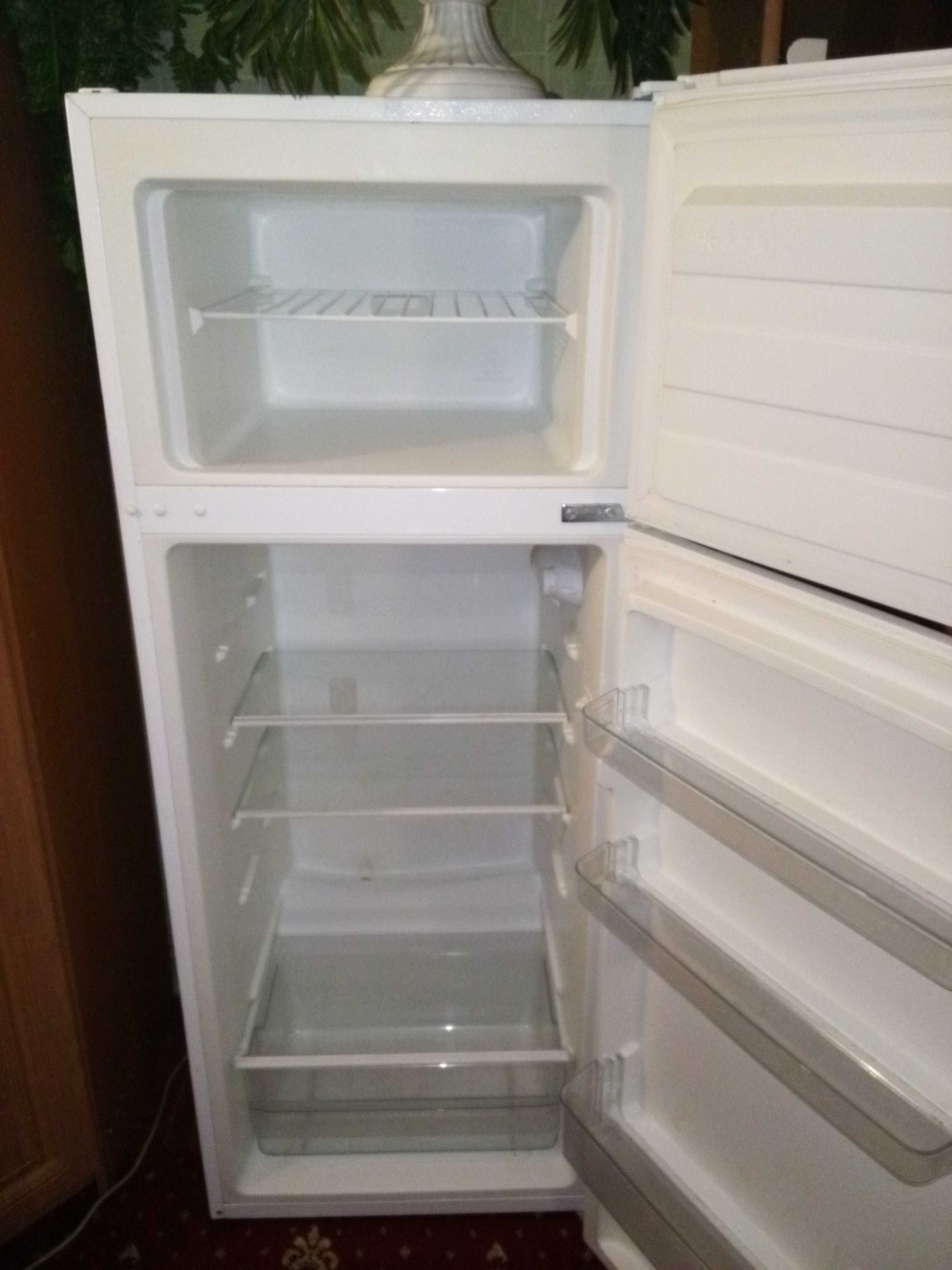 Продам двухкамерный холодильник LIBERTON