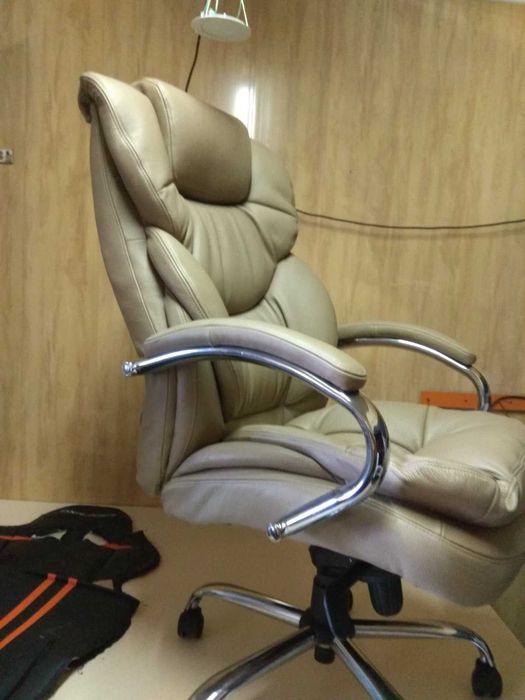 офисные кресла в хороших материалах