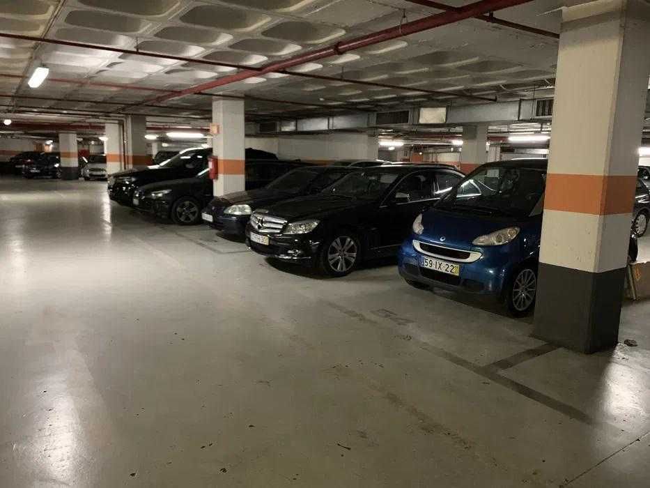 Lugar de parqueamento privado no Saldanha com carregamento eléctrico