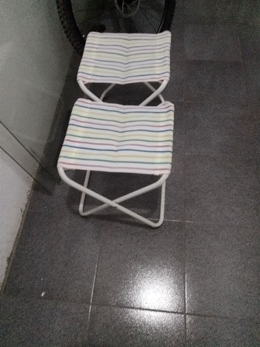 1 Mesa em PVC, 2 Bancos desdobráveis e 3 Cadeiras em PVC