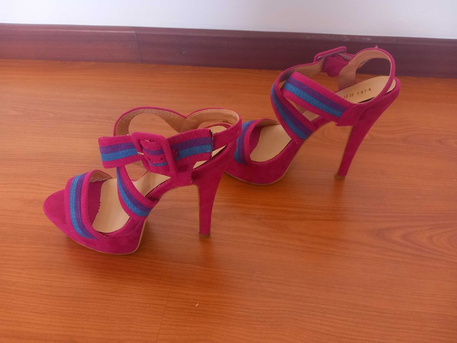 Sandálias - tamanho 38