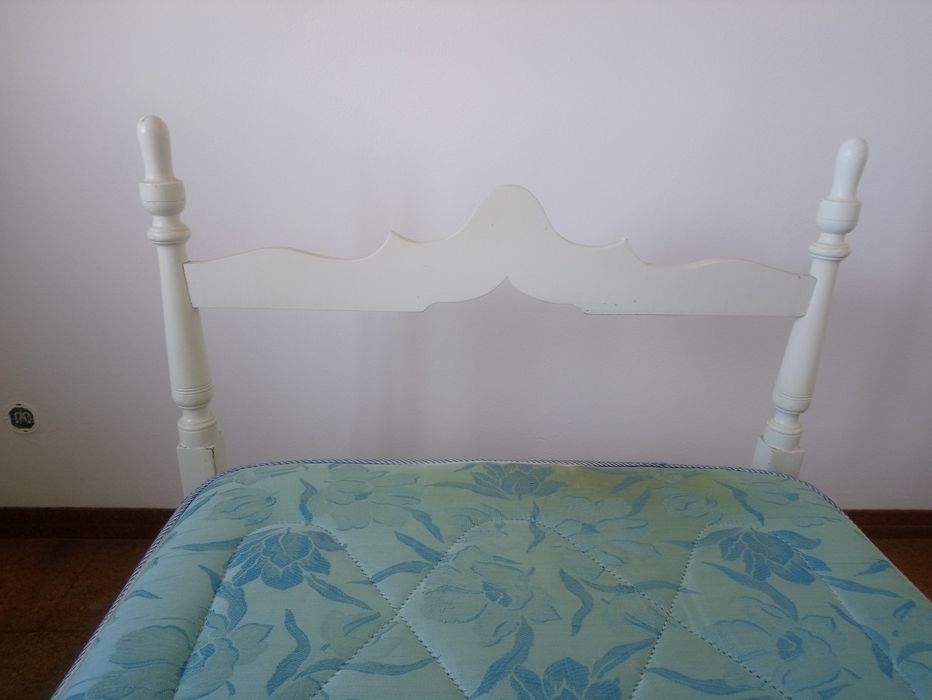 Oportunidade. Cama de solteiro