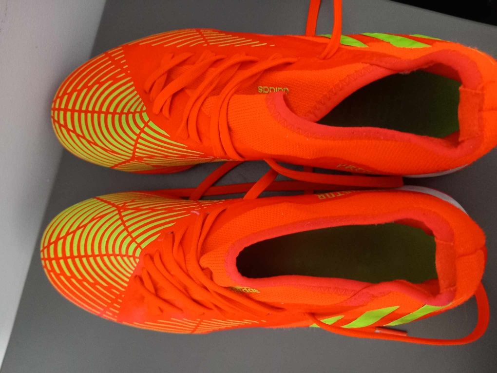 Buty piłkarskie Halówki Adidas Predator r.42