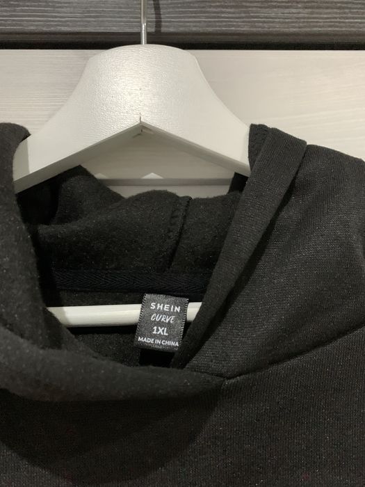 Czarna bluza z kapturem przód czarny, tył grafika z napisami 46 nowa