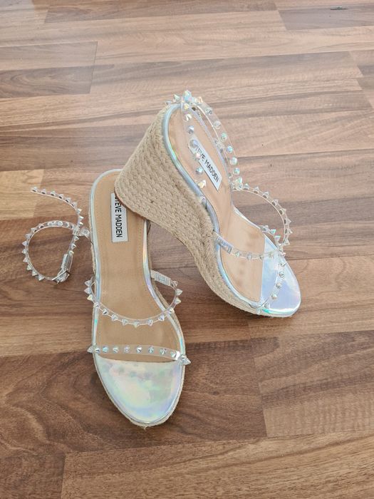 Sandały Steve Madden na koturnie z ćwiekami eleganckie świecące roz 39