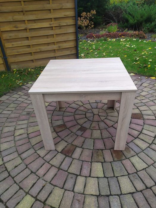 Stół do kuchni salonu