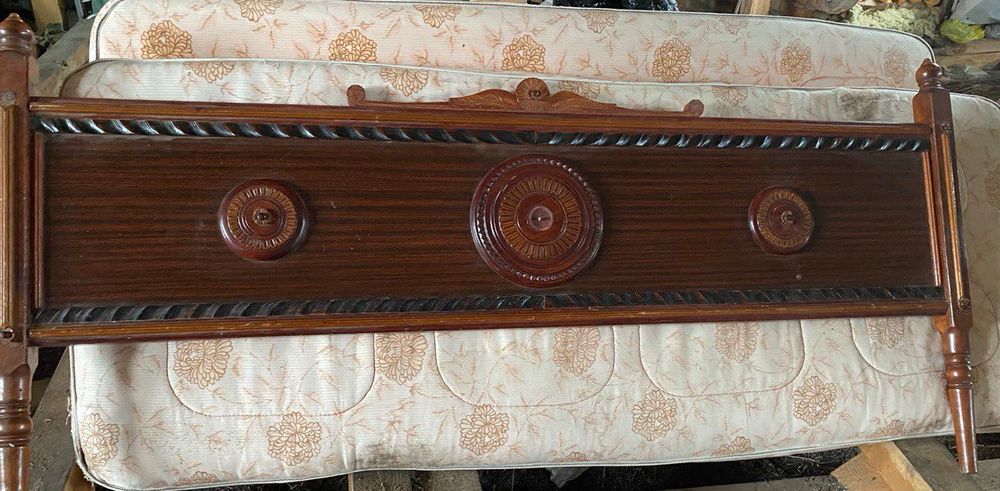 Ліжко ручної роботи, дерево, матраци в дуже хорошому стані.