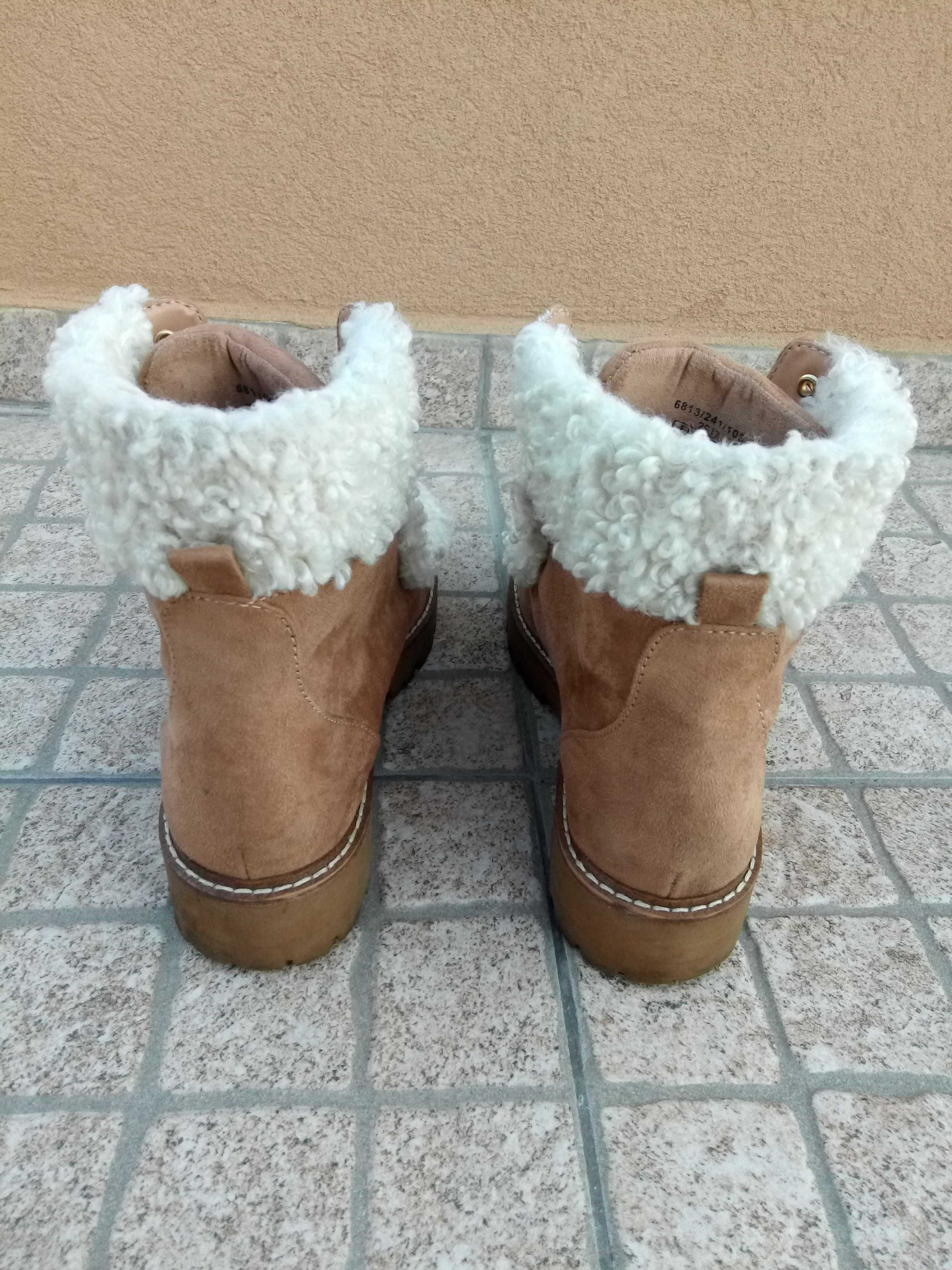 Botas Stradivarius Castanhas com pêlo branco cordões