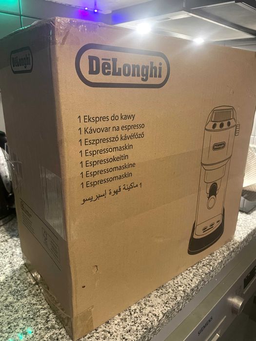 Máquina de Café - Nova e Selada - De'Longhi Dedica Preta