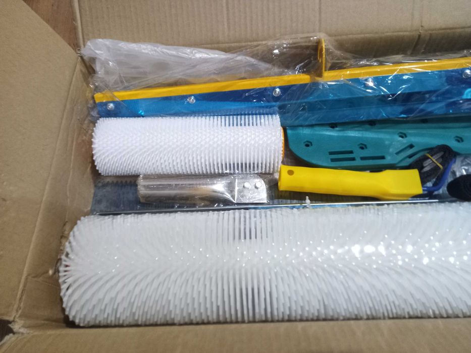 Zestaw narzedzi do wylewki samopoziomującej.