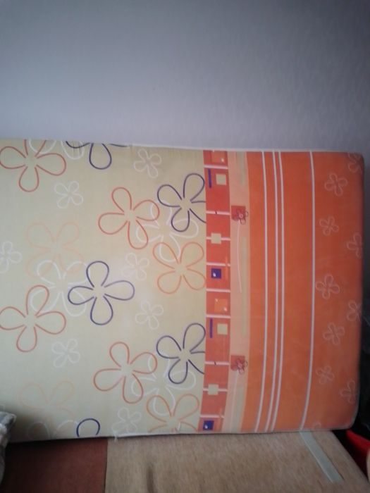 В наявності два матраси