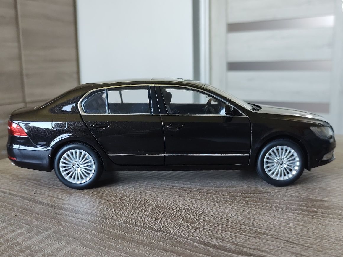 Skoda superb 2fl 1:18