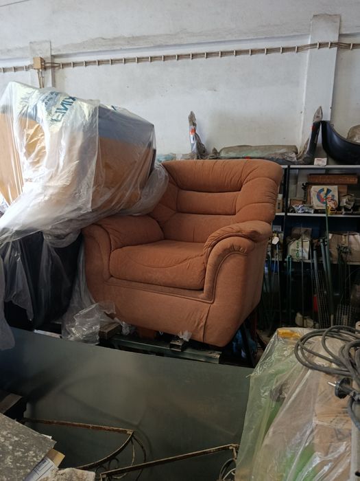 Conjunto de dois sofás individuais em muito bom estado