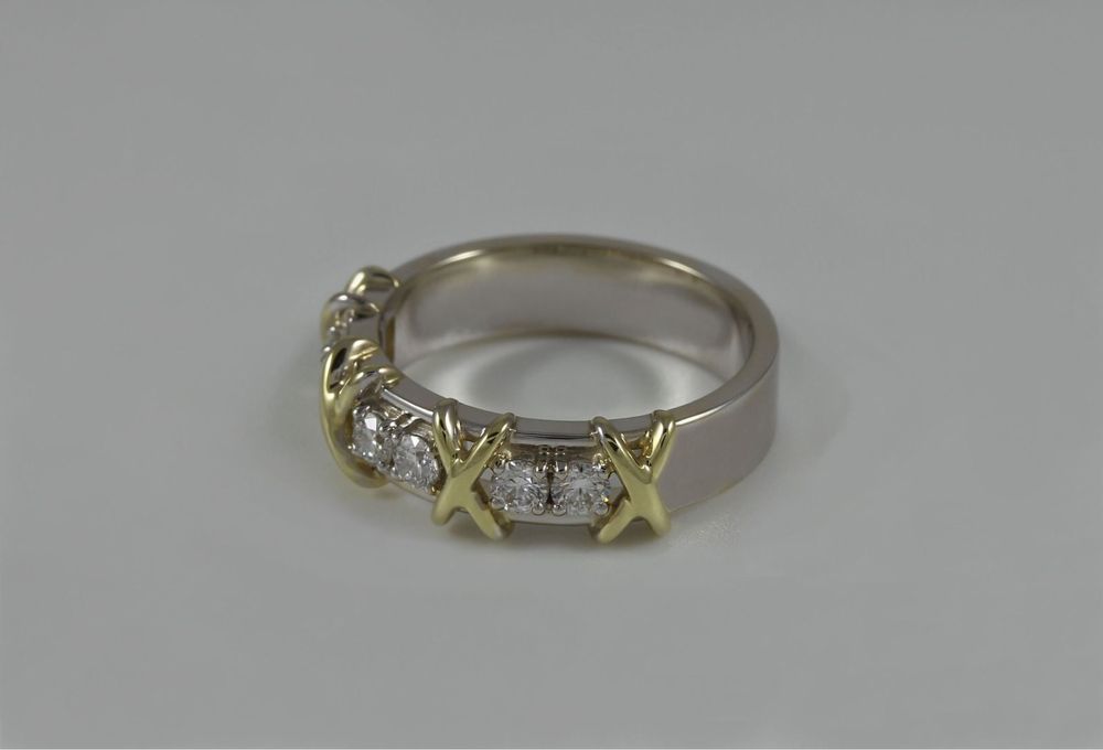 Золотое кольцо с бриллиантами в стиле Tiffany