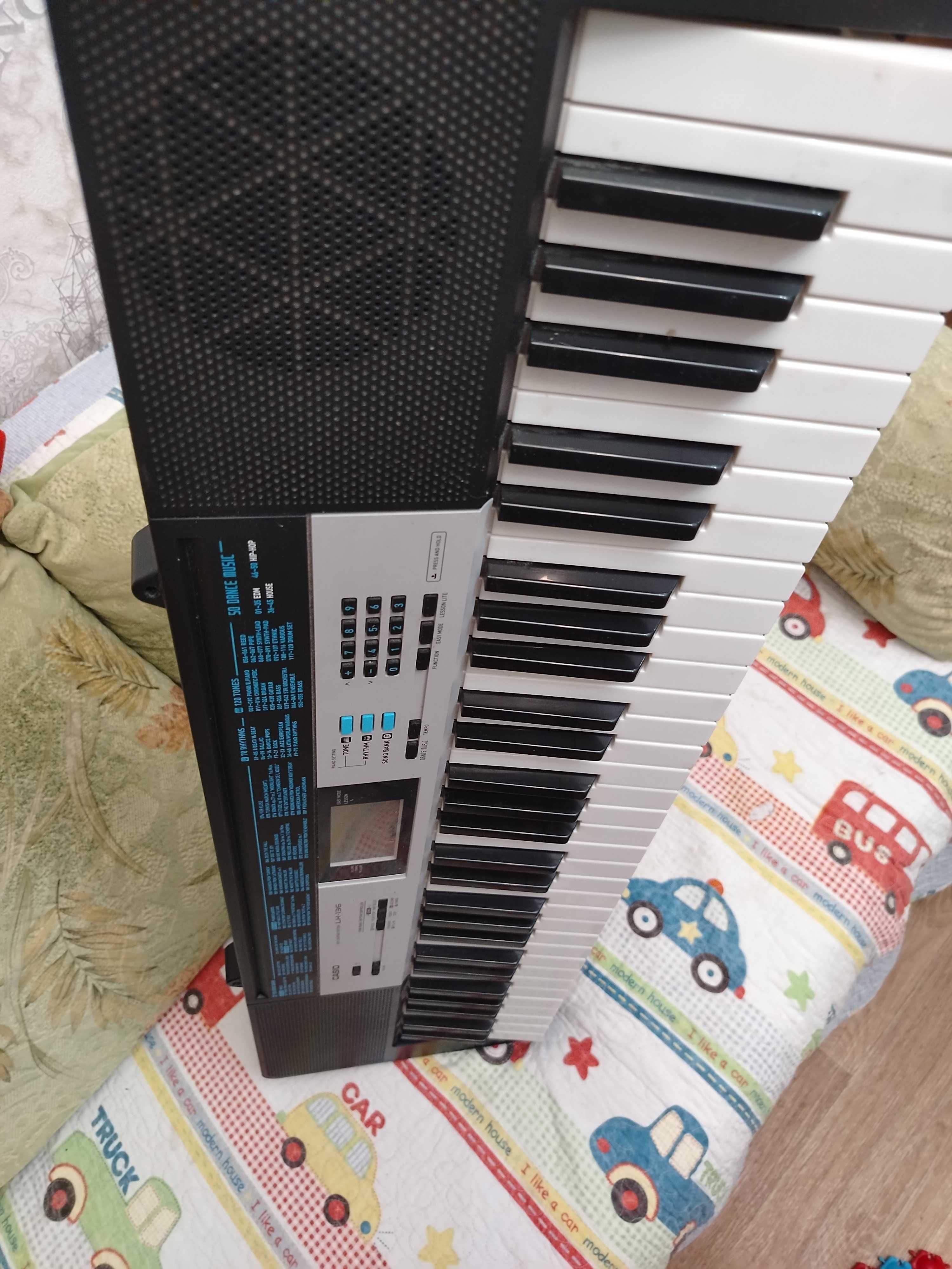 Синтезатор Casio LK-136 з адаптером та підсвіткою — готовий до гри!