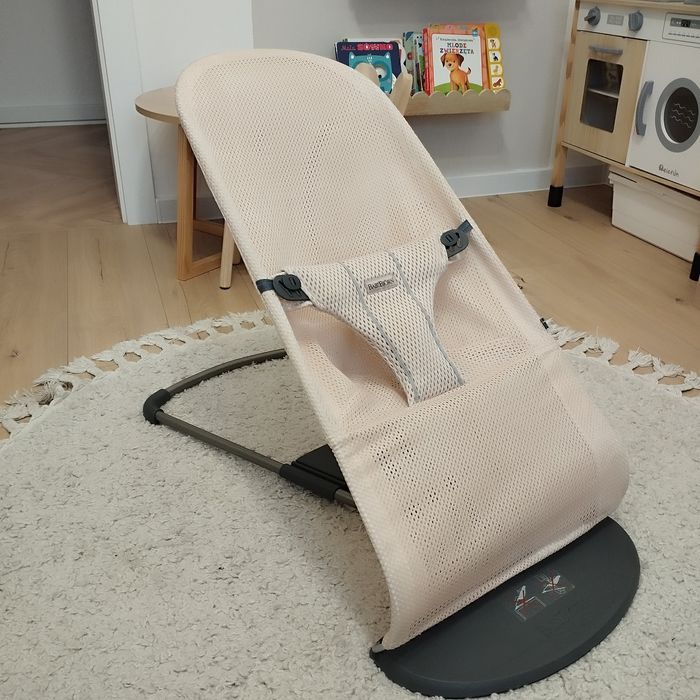 Leżaczek bujaczek babybjorn bliss mesh pearly pink