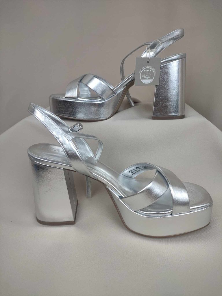 Buty damskie na obcasie firmy Tamaris