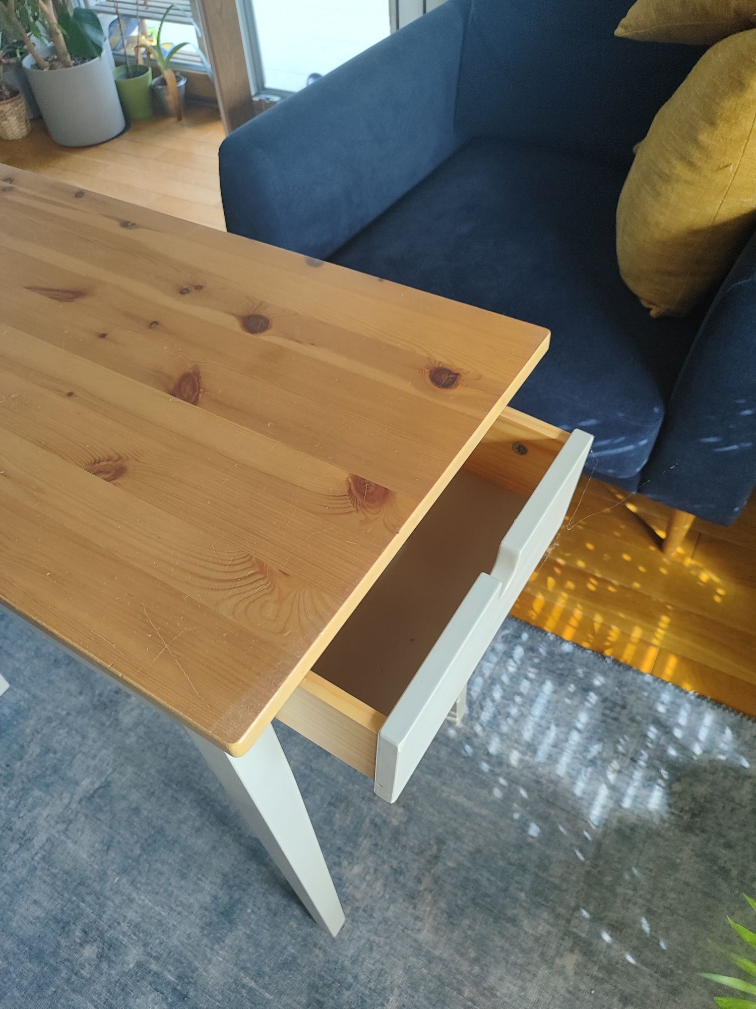 Niewielkie biurko drewniane, toaletka ikea