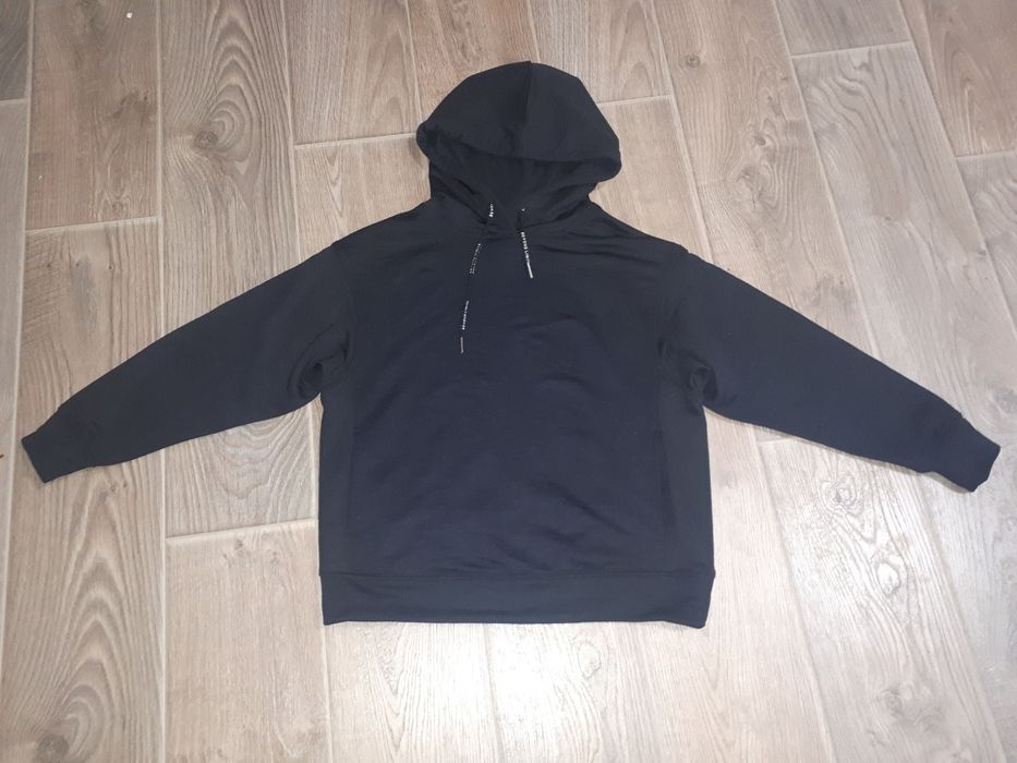 Толстовка чорного кольору з капюшоном