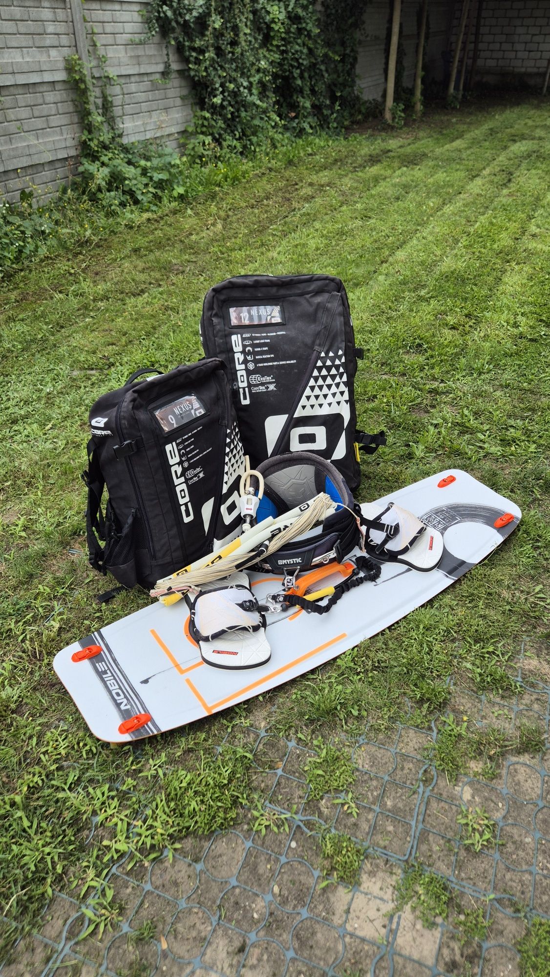 Zestaw kitesurfingowy – Core Nexus 9 m² + 12 m², bar Core Sensor, desk