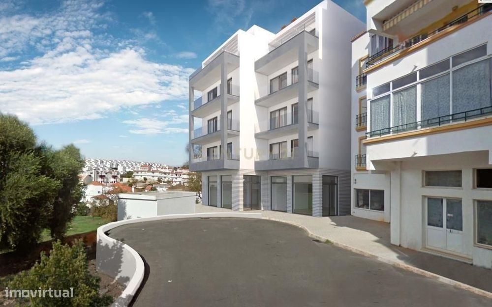 Vende-se loja - nova - Comercio e Serviços na Vila de Ferragudo perto