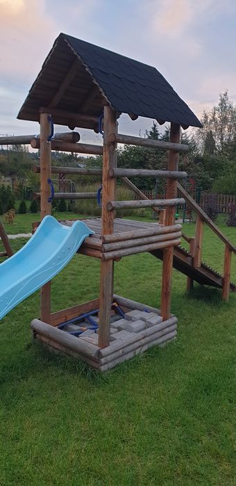 Plac zabaw Zjeżdzalnia piaskownica huśtawka Zabawa