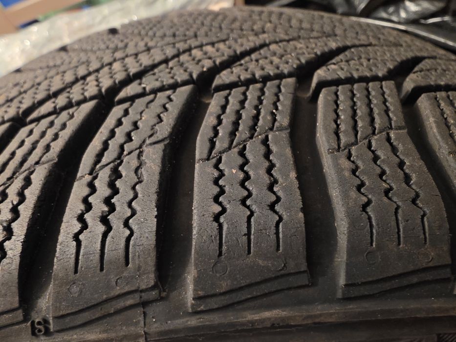 Opony zimowe 225/45/17 - idealny stan