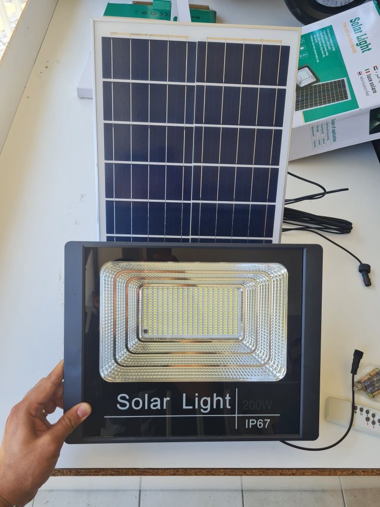 Holofote luz solar com sensor 200 led novo