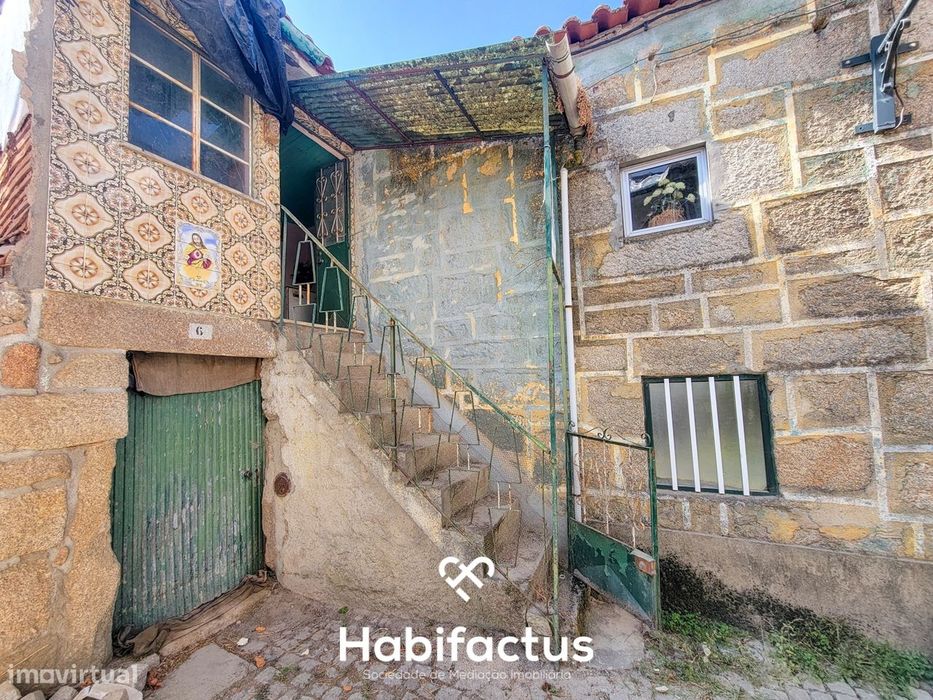 Moradia T2 á venda para Reconstrução Total no Centro Histórico de Sant