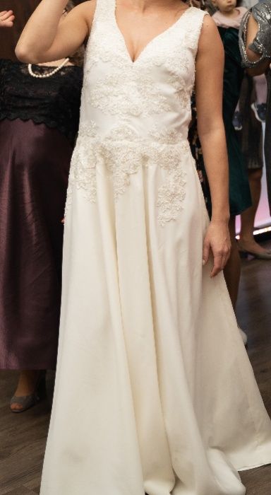 Suknia ślubna w rozmiarze 40/42