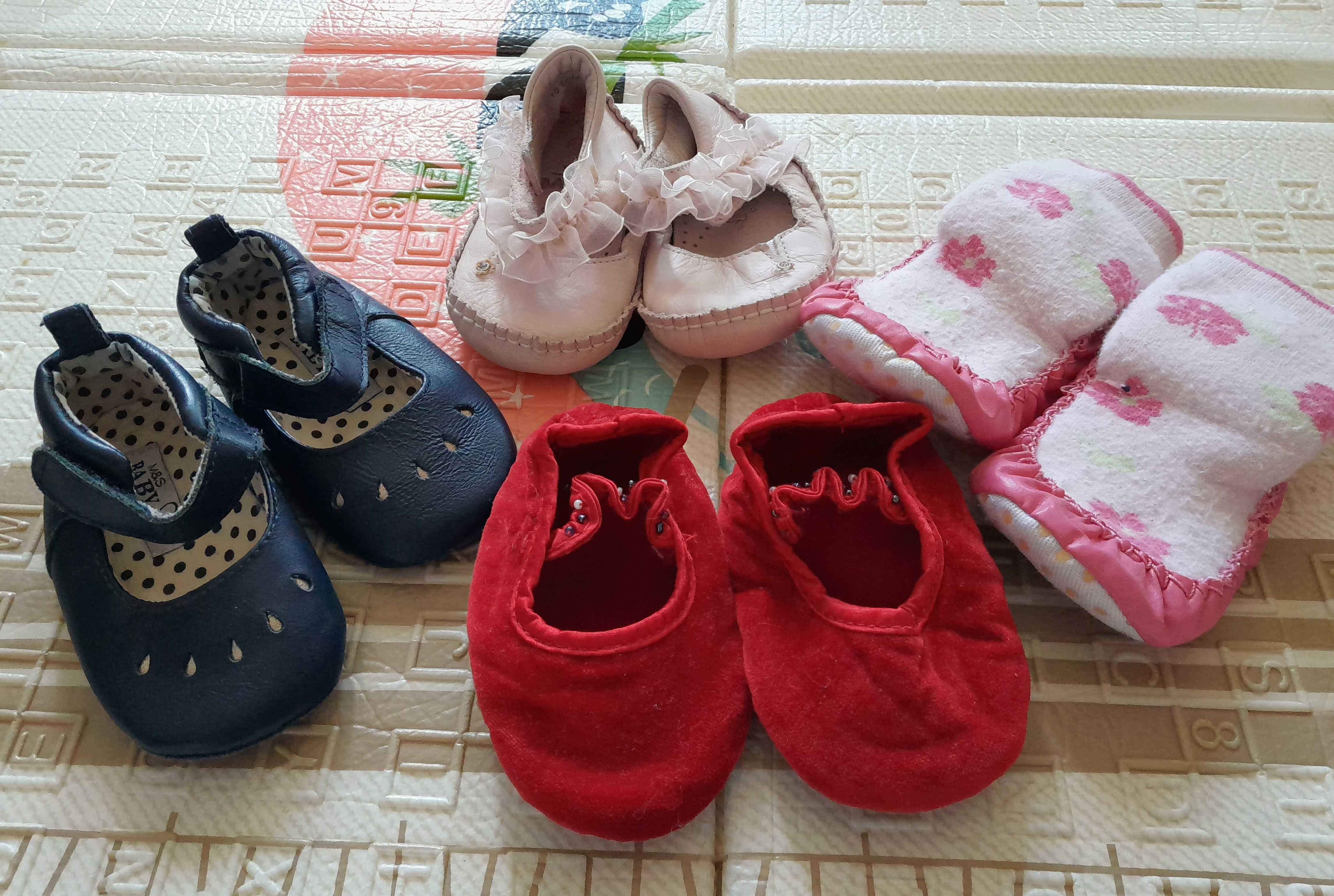 Cztery part bucików niemowlęcych w różnych rozmiarach