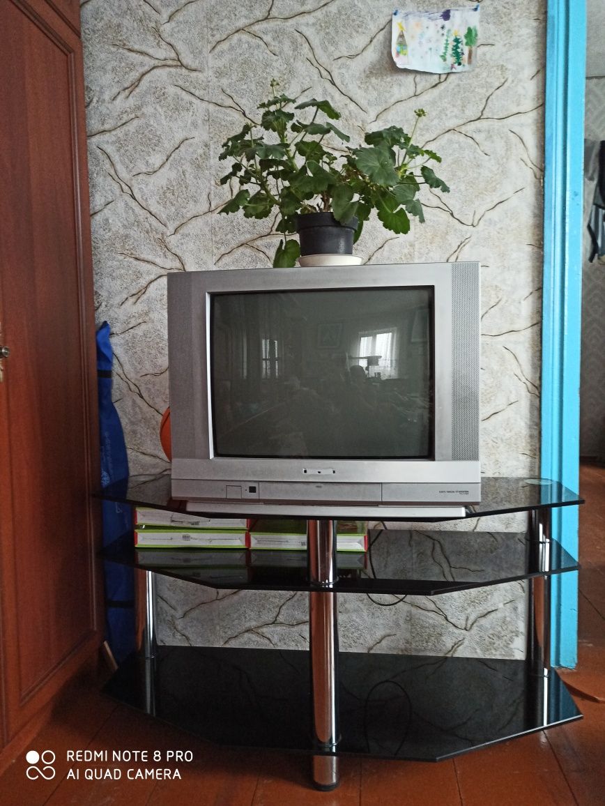 Телевізор Panasonic з пультом і тумбочка під телевізорр