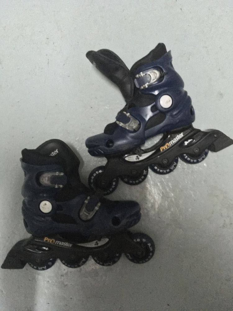 Patins em linha azuis