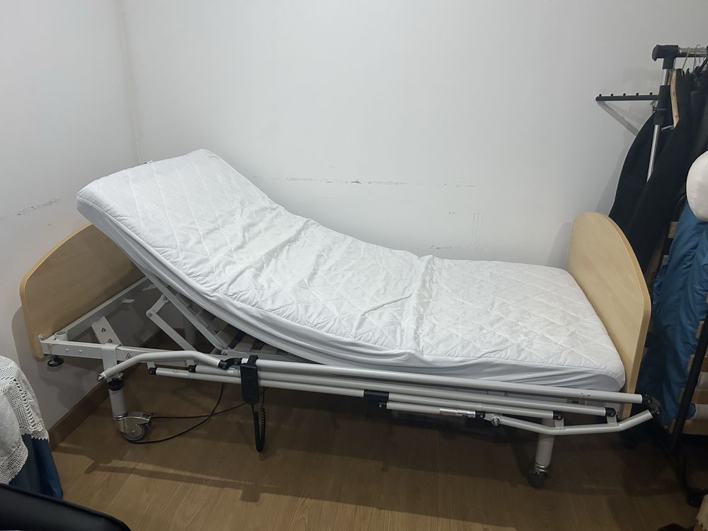 Cama articulada elétrica com colchão anti escaras e barras laterais