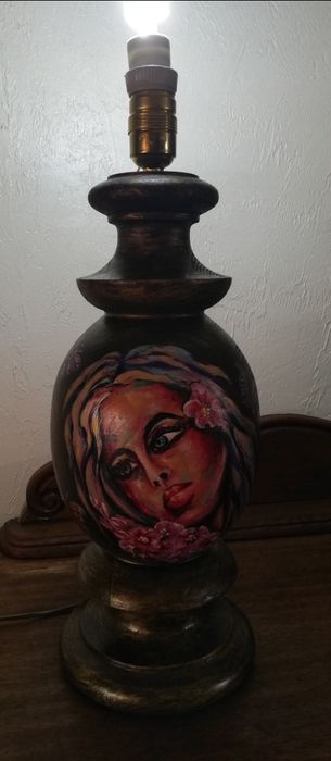 lampa drewna, ręcznie malowana, kobieta, twarz