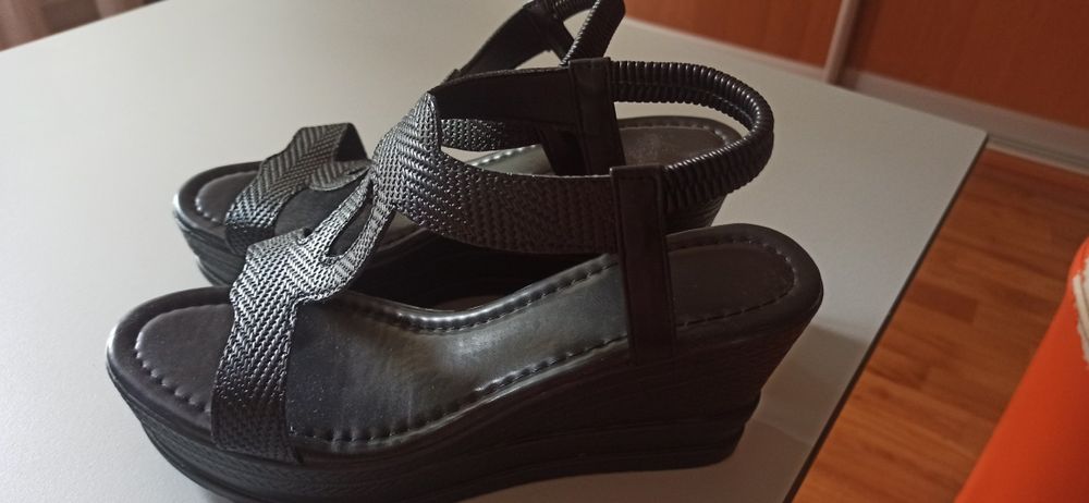 Продам босоніжки 39 розмір