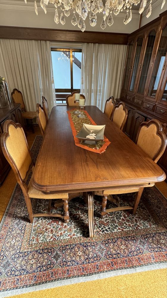 Mesa de madeira com 8 cadeiras