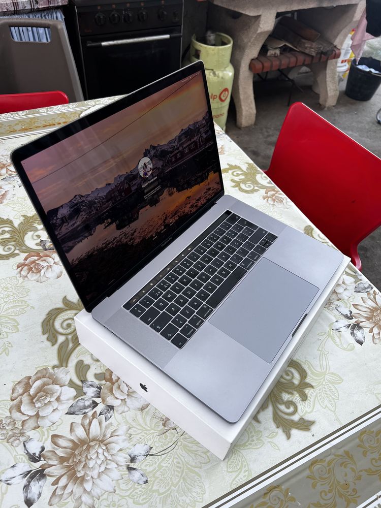 MacBook Pro 15” i7 16GB 256SSD